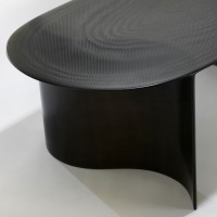 <a href=https://www.galeriegosserez.com/gosserez/artistes/cober-lukas.html>Lukas Cober</a> - New Wave - Table basse ovale (Noir Smoky)